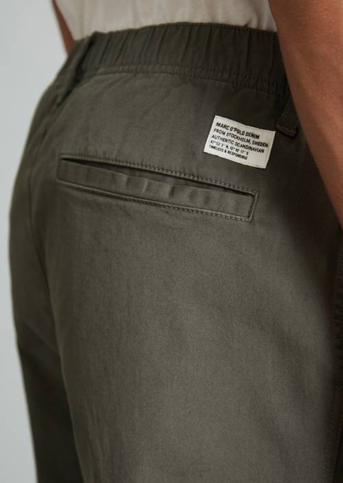 Hose Model Anders pleats cropped Green Jasper in Detailansicht