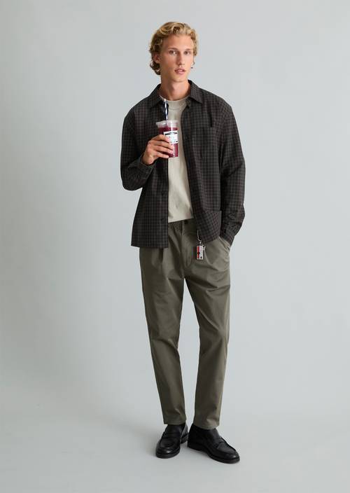 Hose Model Anders pleats cropped Green Jasper in Frontalansicht