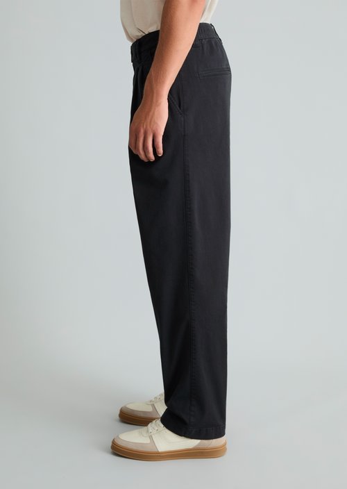 Lars Pleats Wide Pants — Dark Navy