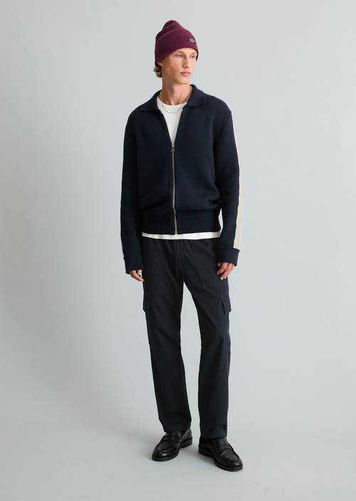 Pantalon cargo modèle Sune, coupe classique Dark Navy en vue de face