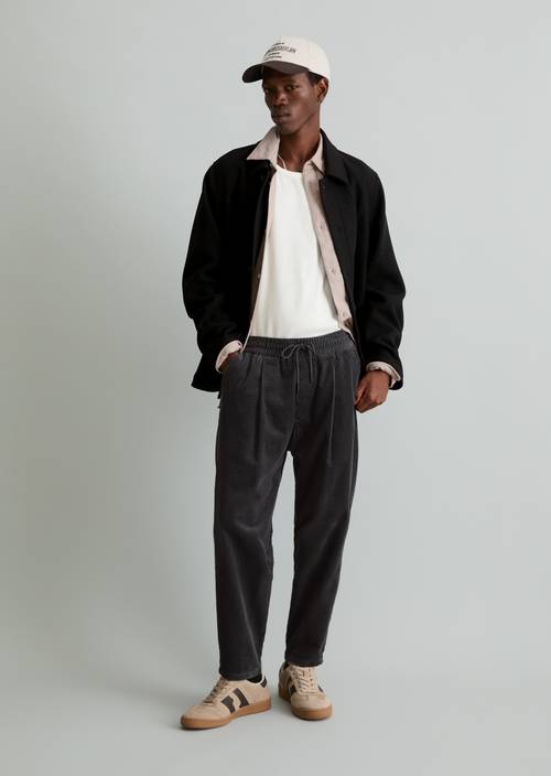 Cordhose Model Viggo relaxed cropped Light Graphite in Frontalansicht