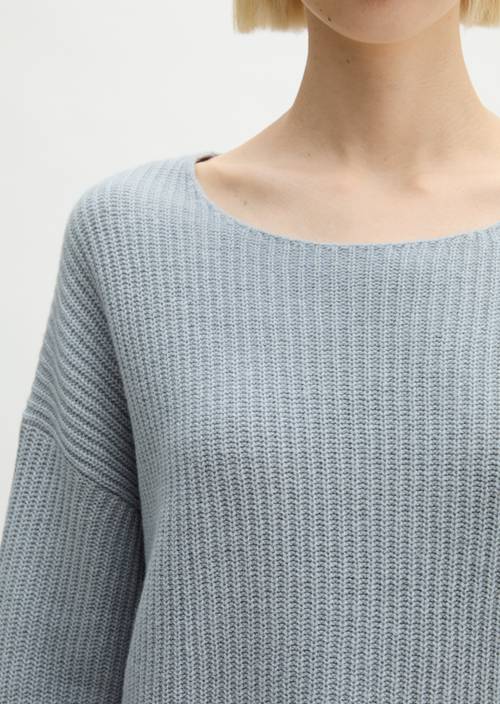 Volný pletený svetr Glacial Blue v detailním pohledu