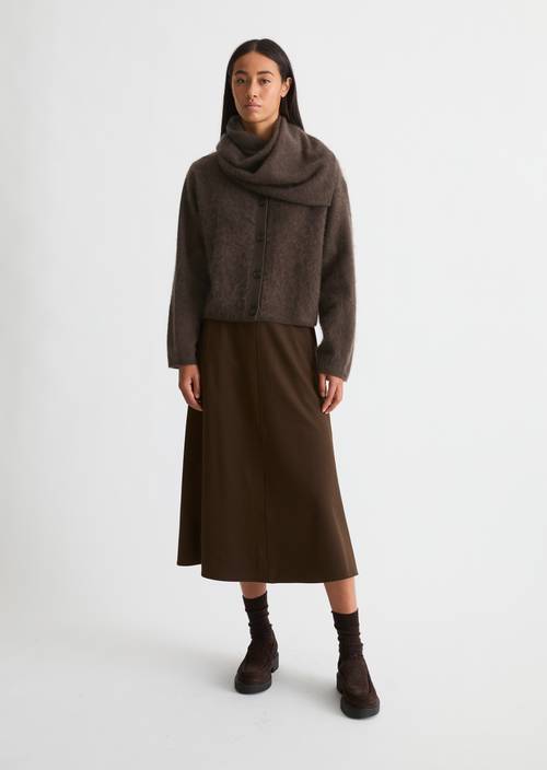 Kuscheliger Cardigan cropped Burnt Coffee in Frontalansicht