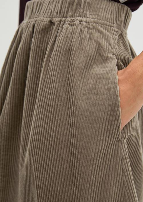 Mini-jupe en velours côtelé flare Stone Taupe en vue détaillée