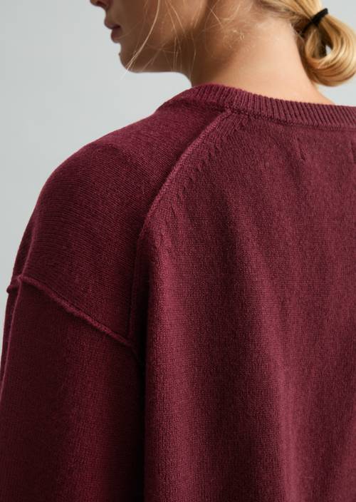 Merino-Strickpullover oversize Deep Burgundy in Detailansicht