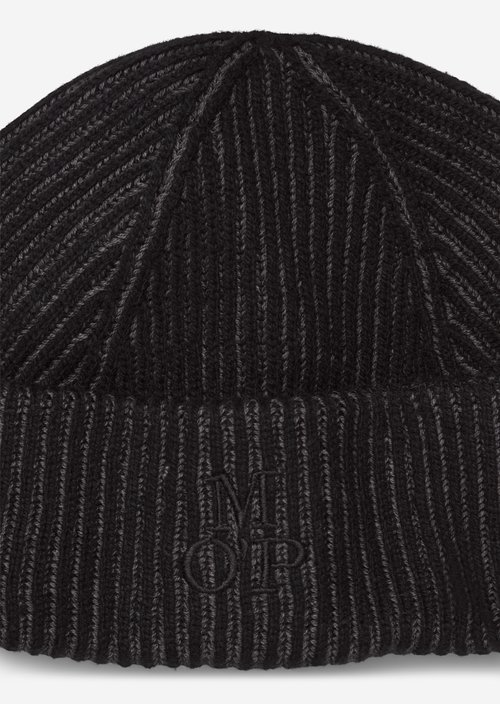 Knitted hat — Black