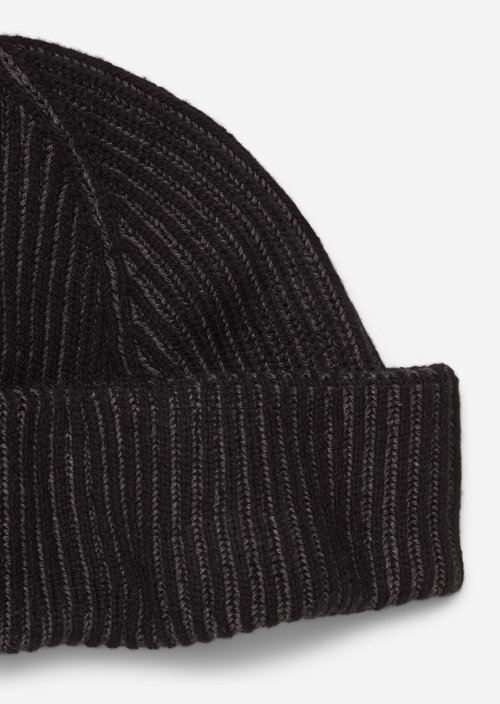 Knitted hat — Black