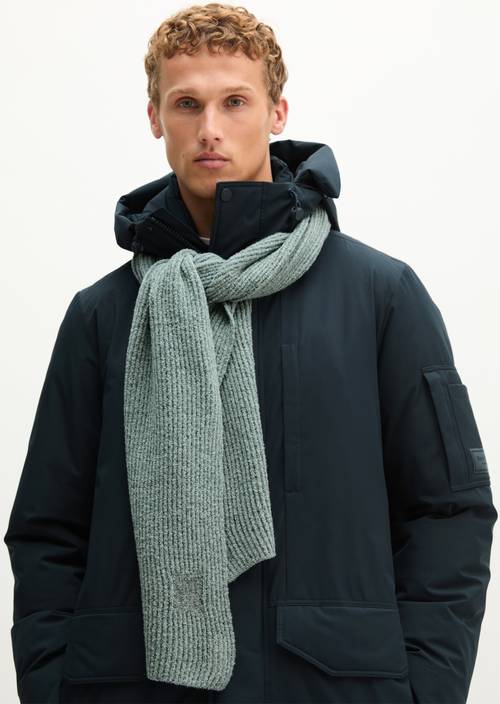 écharpe tricotée Faded Mint porté sur le mannequin