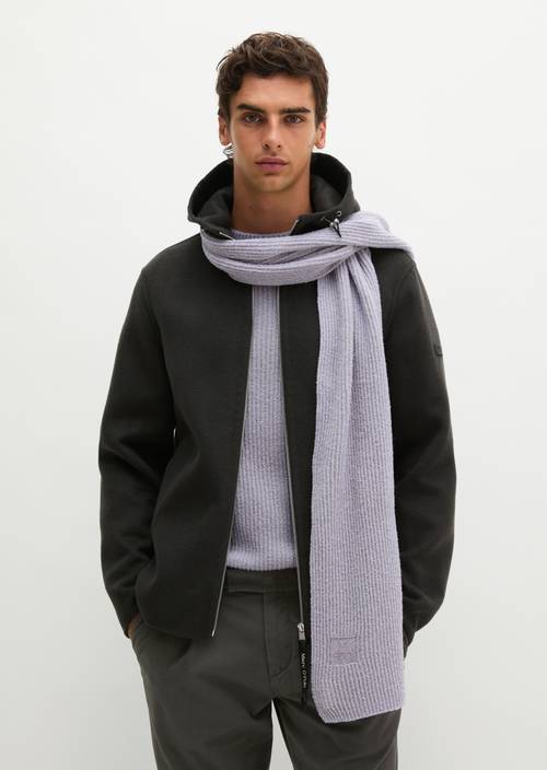 écharpe tricotée Lilac Dawn porté sur le mannequin