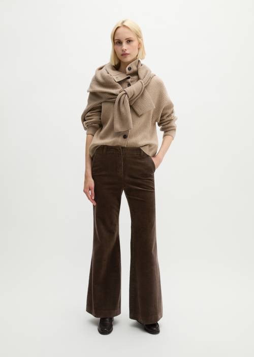 Cordhose flared Burnt Coffee in Frontalansicht