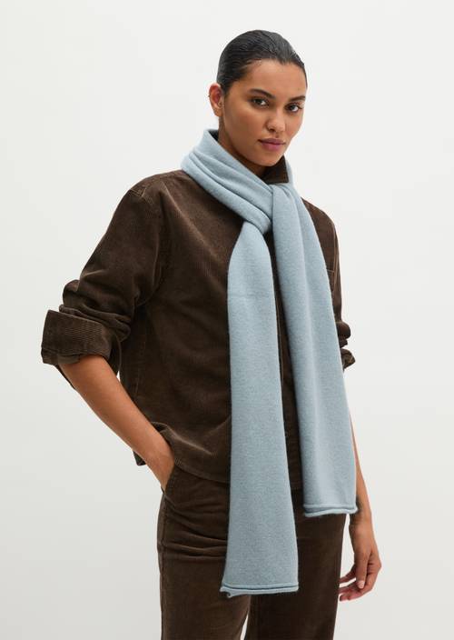 pletený šátek Glacial Blue nošeno na modelu