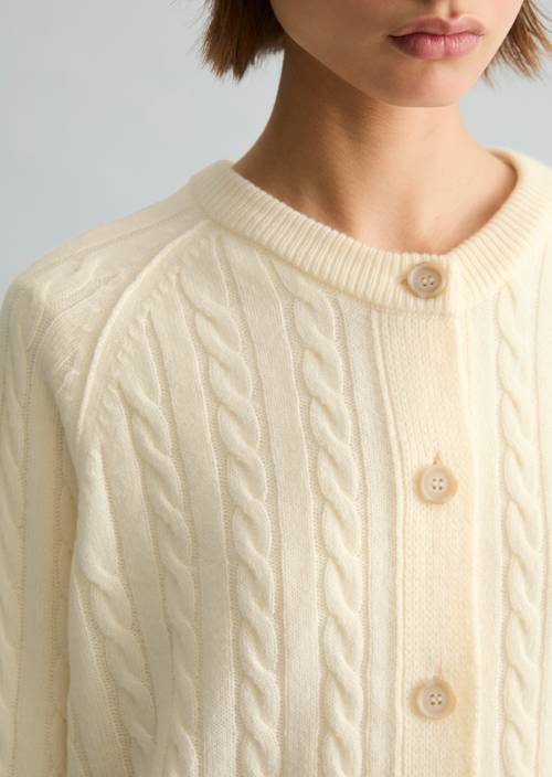 Zopfstrick-Cardigan oversized White Blush in Detailansicht