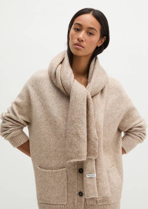 Strickschal Light Brown getragen am Model