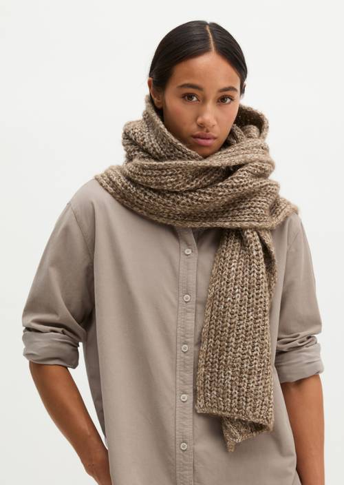 pletený šátek Dark Brown nošeno na modelu