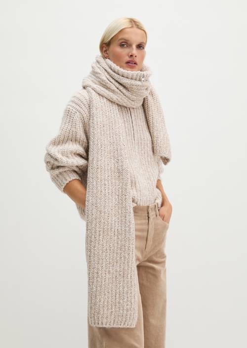 Strickschal Light Brown getragen am Model