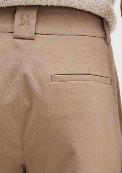 Pantalon modèle Mea straight Earthy Taupe en vue détaillée