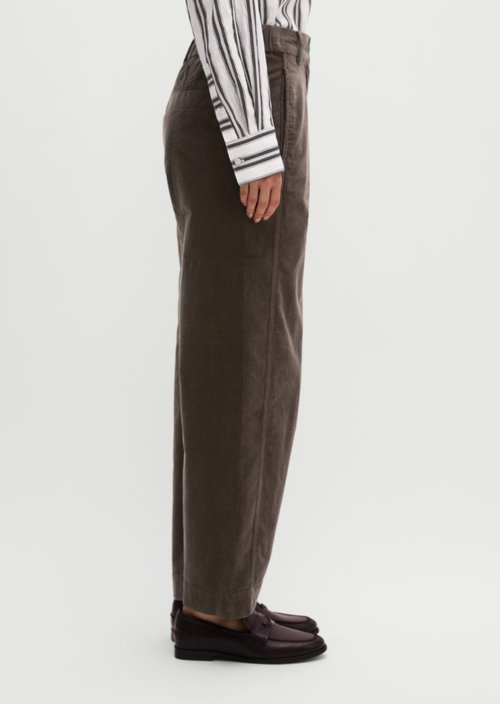 Fine cord trousers model Minu barrel — Brown
