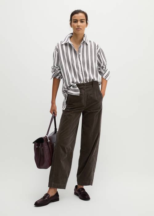 Fine cord trousers model Minu barrel Brown in front view