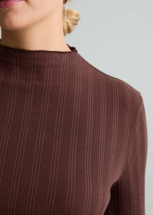 Ripp-Longsleeve slim Espresso Brown in Detailansicht