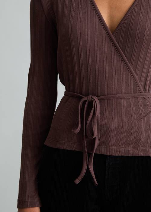 Slim-fit wikkeltop Espresso Brown in detailaanzicht