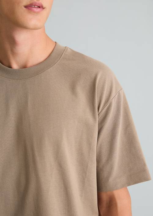 Tričko s volným střihem Cold Taupe v detailním pohledu