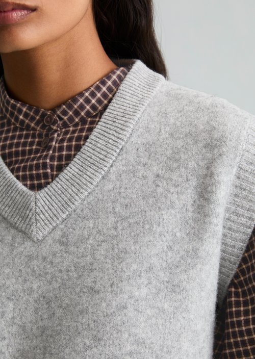 Regular-Fit Sleeveless Sweater — Stone Melange