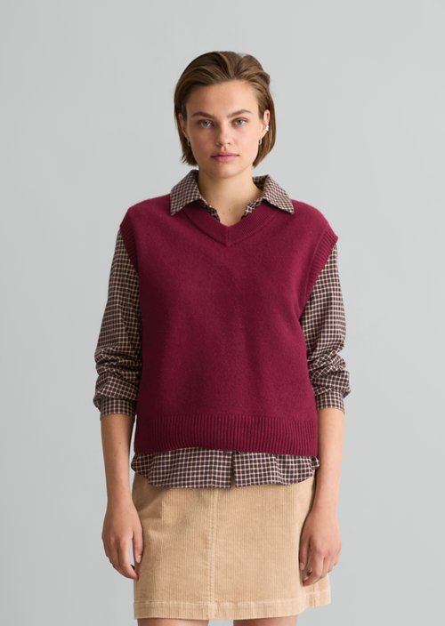 Regular-Fit Sleeveless Sweater — Deep Burgundy
