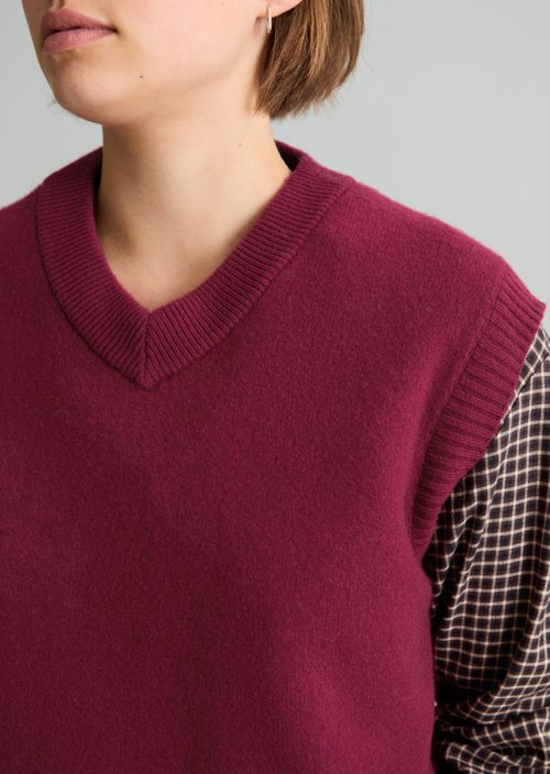 Regular-Fit Sleeveless Sweater — Deep Burgundy