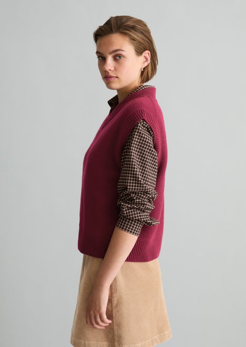 Regular-Fit Sleeveless Sweater — Deep Burgundy