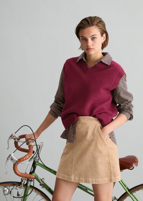 Regular-Fit Sleeveless Sweater — Deep Burgundy