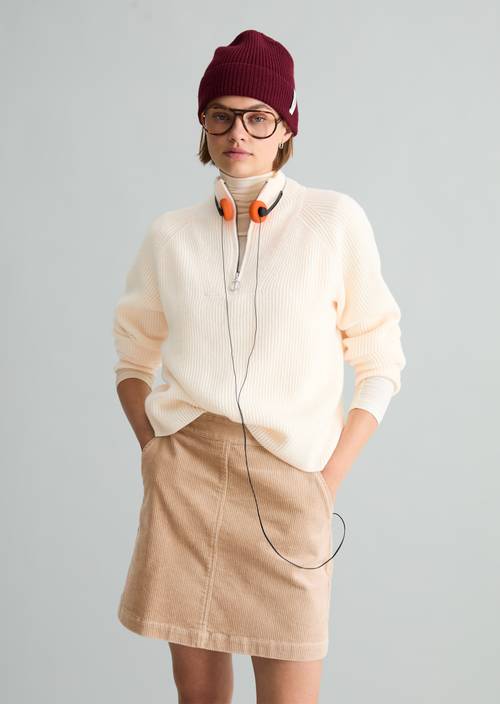 Regular-Fit Merino Turtleneck White Blush in front view