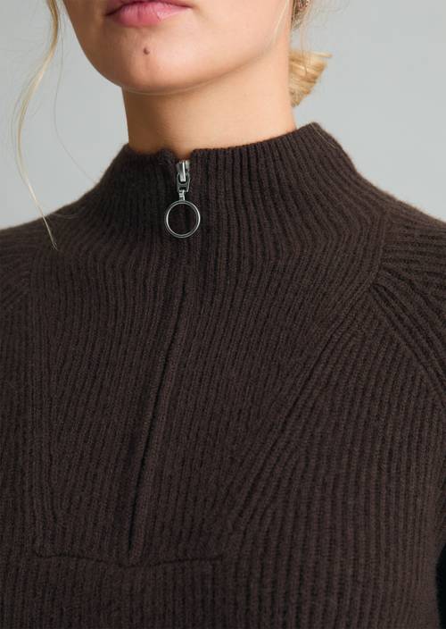 Regular-Fit Merino Turtleneck Espresso Brown in detail view