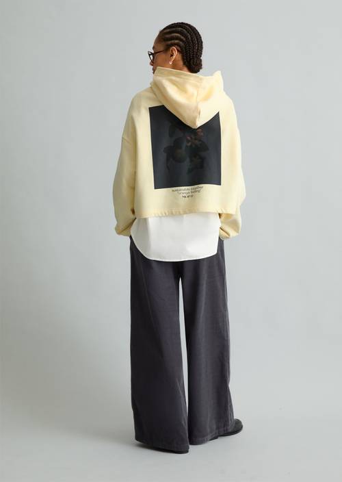 Hoodie cropped Butter Yellow in Frontalansicht