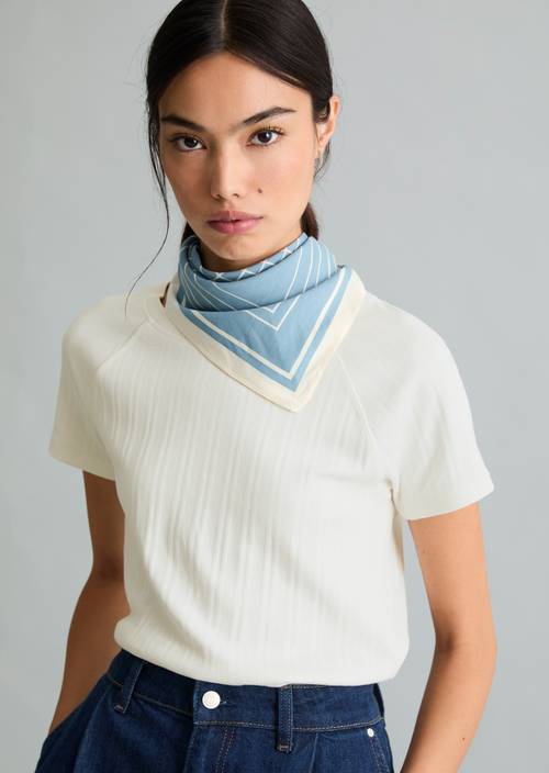 Quadratisches Tuch Light Blue getragen am Model
