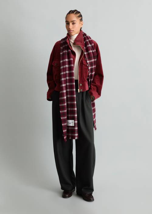écharpe en laine Dark Red porté sur le mannequin