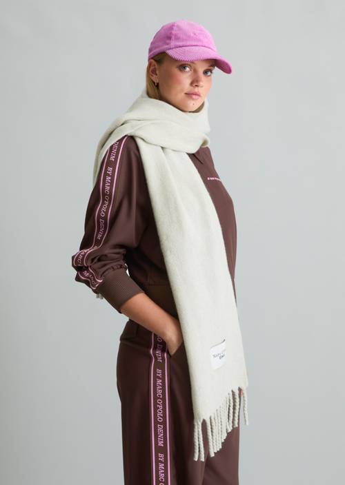 Wollschal White Blush getragen am Model
