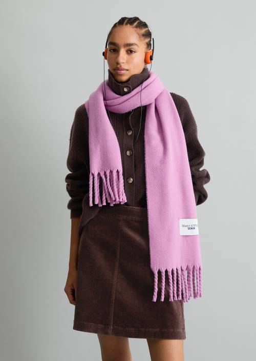 Wollschal Smoky Grape getragen am Model