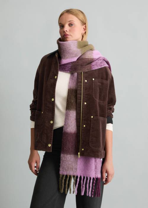 Webschal Dark Purple getragen am Model