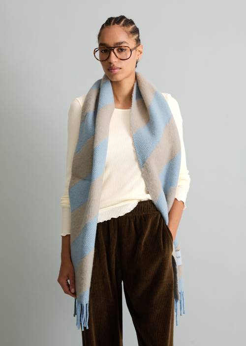 écharpe en laine Light Blue porté sur le mannequin