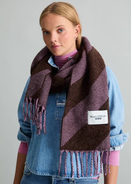 Wollschal Dark Purple getragen am Model