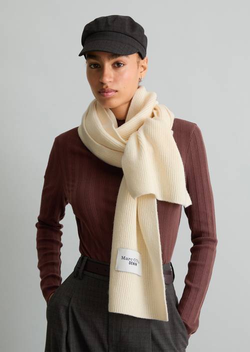 Gebreide sjaal White Blush gedragen door model