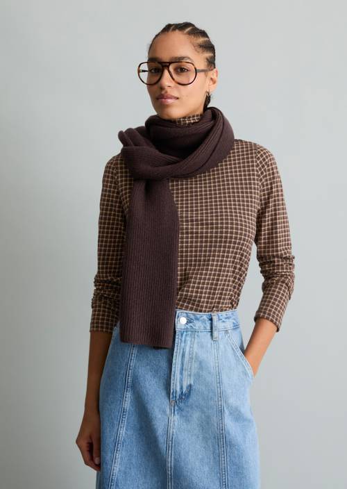 écharpe tricotée Espresso Brown porté sur le mannequin