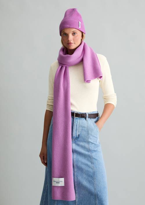 écharpe tricotée Smoky Grape porté sur le mannequin