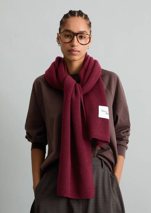 écharpe tricotée Deep Burgundy porté sur le mannequin