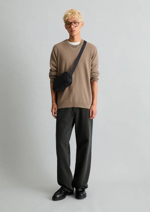 Pull coupe classique Cold Taupe en vue de face