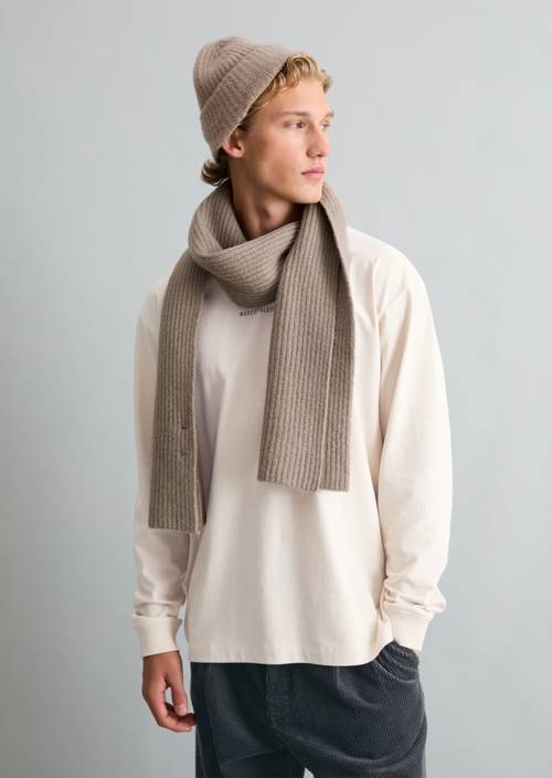 Bouclé-Strickschal Dolphin getragen am Model