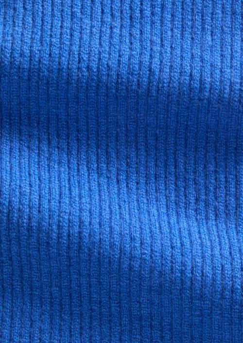Bouclé-Strickschal Pale Cobalt in Detailansicht