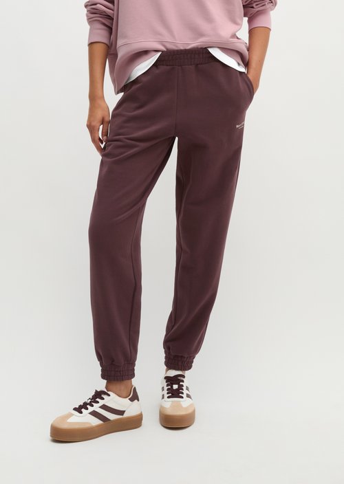 Regular-Fit Sweatpants — Black Cherry