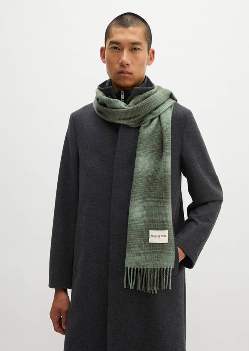 écharpe Dark Green porté sur le mannequin