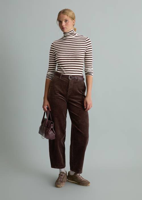 Cordhose Model Airin barrel leg Espresso Brown in Frontalansicht